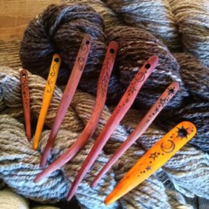 ONE Wooden Plant Dyed Weaving Needle - Wildcrafted Magical Hand Carved Bodkin Nalbinding Needles Wool Craft Forest Fiber Art Pyrography Loom
